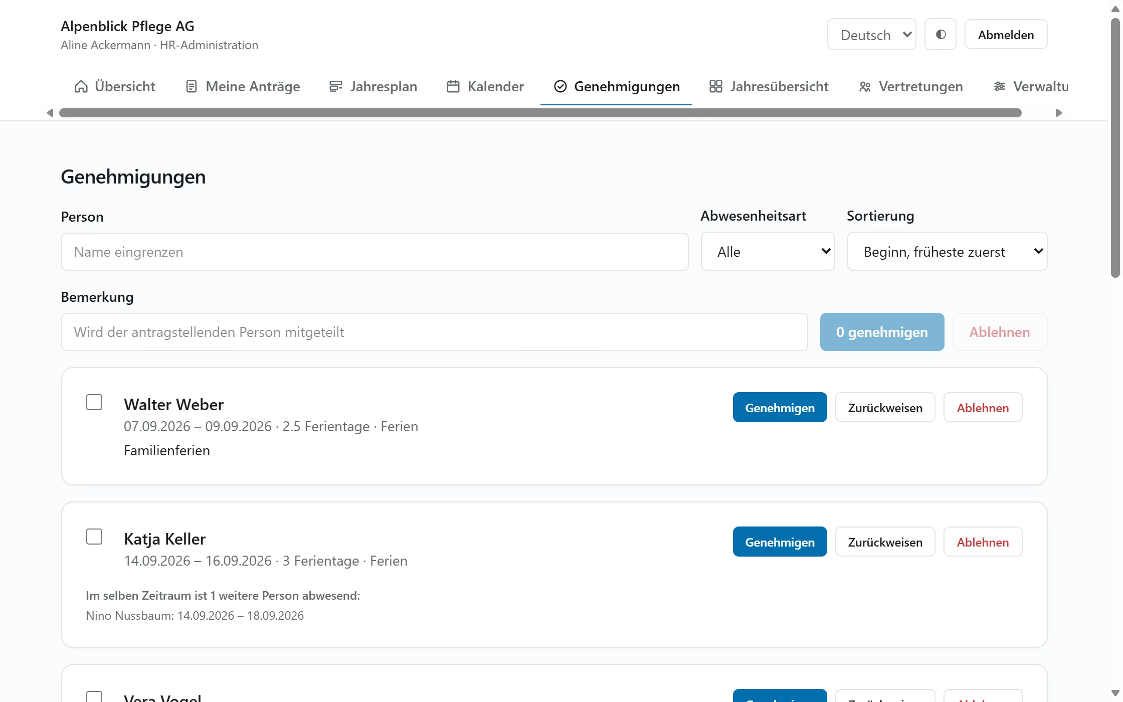Genehmigungsübersicht mit offenen Ferienanträgen. Jeder Antrag zeigt Name, Zeitraum und Ferientage sowie die Schaltflächen Genehmigen, Zurückweisen und Ablehnen; bei einem Antrag ist vermerkt, dass im selben Zeitraum eine weitere Person abwesend ist.